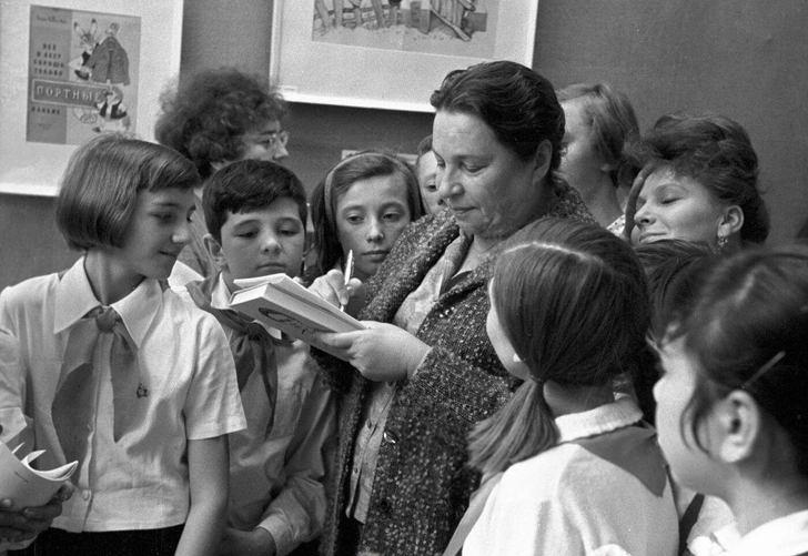 Писательница Агния Барто на встрече с пионерами. 01.04.1980 | Источник: РИА Новости/РИА Новости
