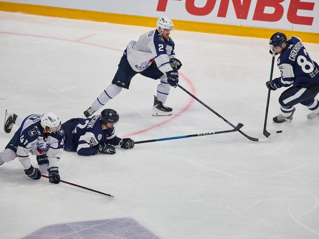 Шайбу забил новосибирский хоккеист Иван Чехович. | Источник: Александр Ощепков / NGS.RU
