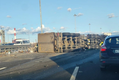 Опрокинувшиеся грузовики заблокировали КАД и ЗСД