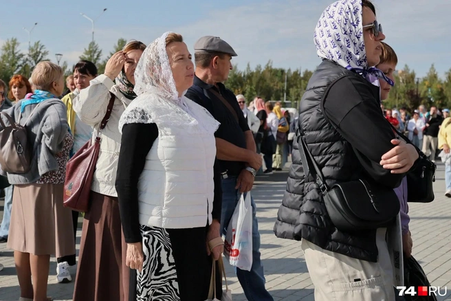 «Три часа здесь стоим». В челябинском соборе выросла нескончаемая очередь к мощам Спиридона Тримифунтского | mgorsk.ru