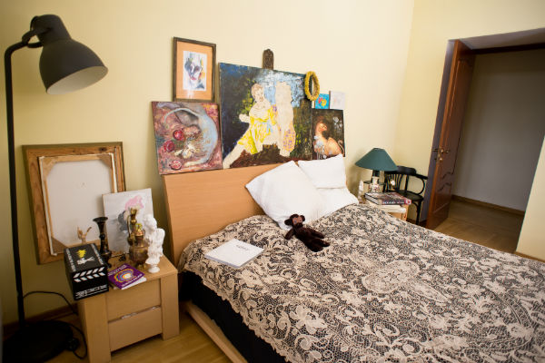 В спальне стоят картины не только Наташи, но и ее мамы-художницы