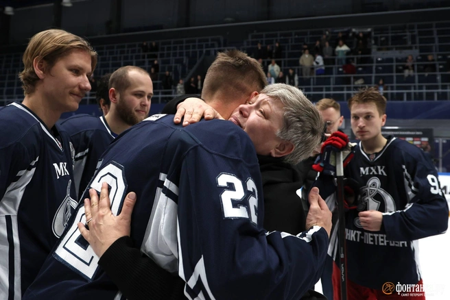 Четыре года без Тимура: друзья погибшего хоккеиста и тренеры «Динамо» вышли на лед в его честь | Источник: Марина Мамонтова / Фонтанка.ру