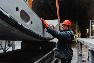 Nadezhda Shield Clears Kamenka Station on Green Metro Line