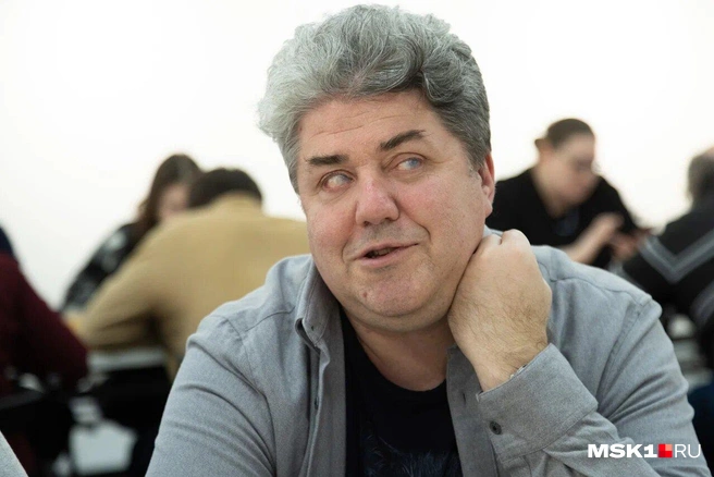 Андрей играет и на обычных досках | Источник: Дмитрий Толстошеев / MSK1.RU