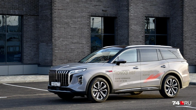 Hongqi придется поработать над узнаваемостью бренда: в Россию он пришел лишь в 2022 году и целевой аудитории пока незнаком | Источник: Артем Краснов
