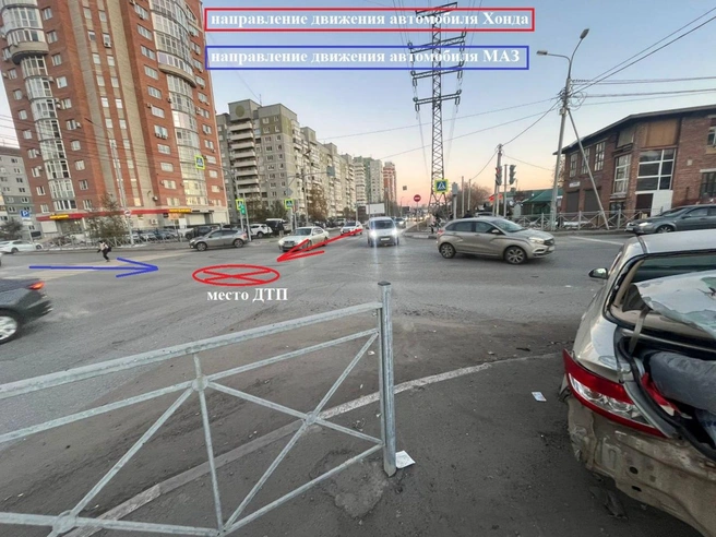 Автомобили столкнулись в центре перекрестка | Источник: «Омская полиция» / t.me