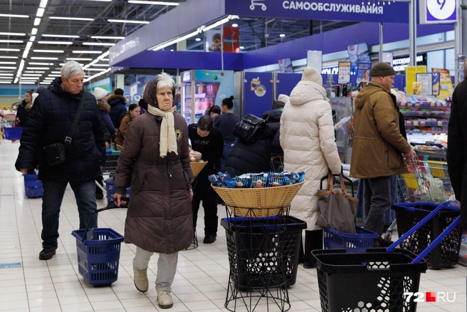 Чтобы получить скидку в магазине, пенсионеры носят с собой удостоверение  | Источник: Ирина Шарова / 72.RU
