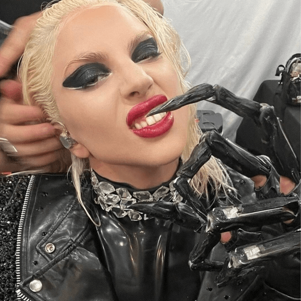 Смелые смоки айс + красная помада: Леди Гага показала самый дерзкий и модный макияж