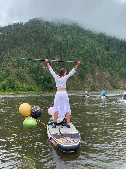 На самой доске идеально кататься босиком, но для входа в воду обязательно просят взять любую водную обувь: кроксы, гидротапки, гидроноски или просто шлёпки | Источник: Easy Sup / easy-sup.com