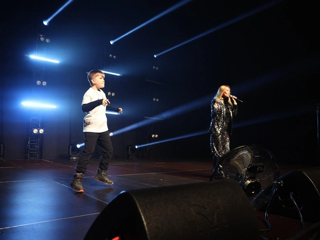 Юный фанат Матвей танцевал и пел на сцене вместе с певицей. | Источник: Александр Ощепков / NGS.RU