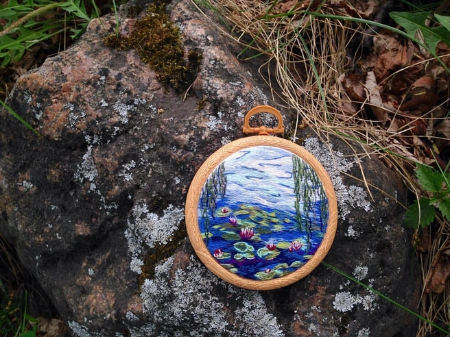Женя буквально рисует нитками | Источник: Evgenia.baslina / Instagram.com