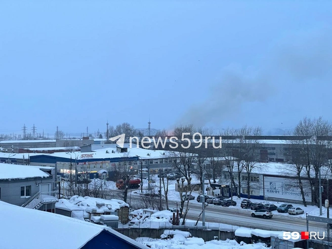 С пешеходного моста у локомотивного депо Пермь II видно, что пожар еще не потушили | Источник: Тома Минадзе / 59.RU