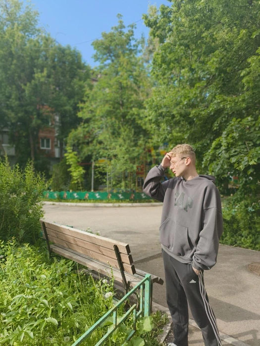 Раньше Олег предпочитал более спортивный стиль в одежде | Источник: архив героя публикации