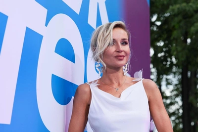 Гагарина снова в любовном треугольнике: в романе певицы с ее директором вскрылась пикантная деталь
