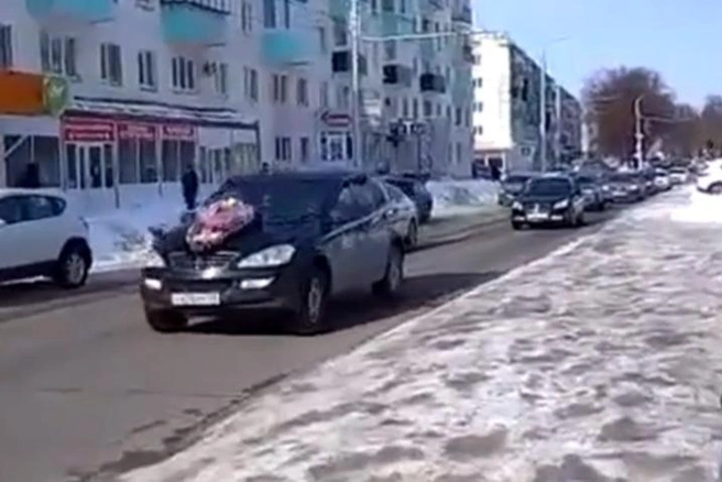 По улицам Стерлитамака проехала «траурная процессия» в память о службе такси «Везёт» | Источник: Подслушано в Стерлитамаке / Vk.com