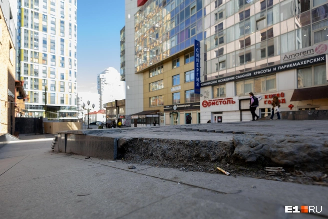К чистоте пешеходной зоны тоже есть вопросы | Источник: Владислав Лоншаков / E1.RU