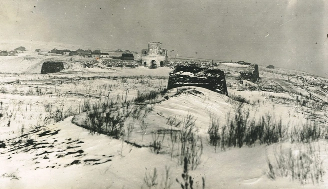 Некоторые новокузнечане любили побродить рядом с руинами Кузнецкой крепости. Здесь она сфотографирована задолго до реконструкции  | Источник: pastvu.com