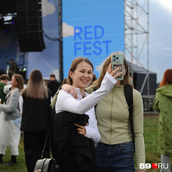 Но большинство пришли потанцевать у сцены под музыку любимых исполнителей | Источник: Ирина Тропина / 59.RU