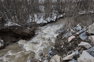 Траншея у Бугринского моста: скопился мусор