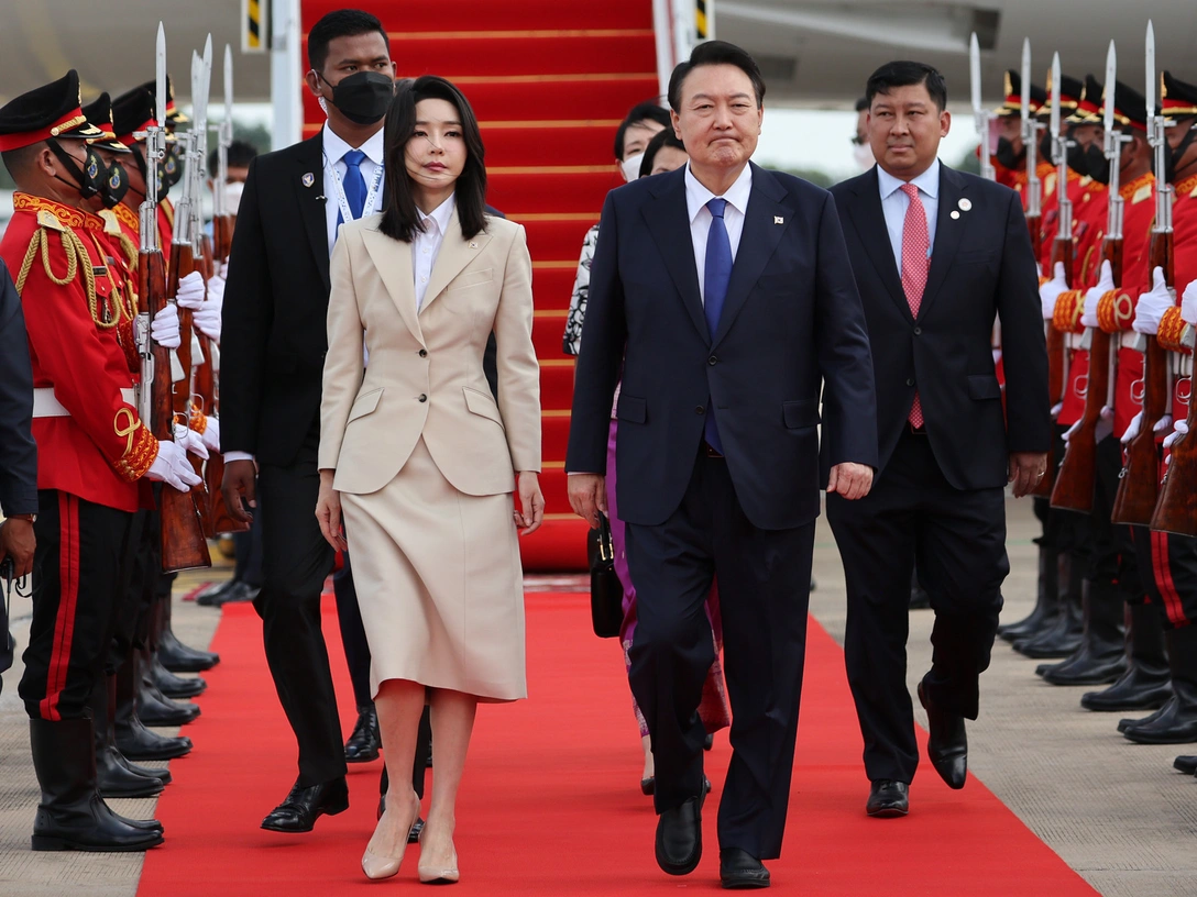 Юн Сок Ёль и его жена Ким Кеон Хи прибывают в международный аэропорт Пномпеня в Камбодже, 11 ноября 2022 | marieclaire.ru