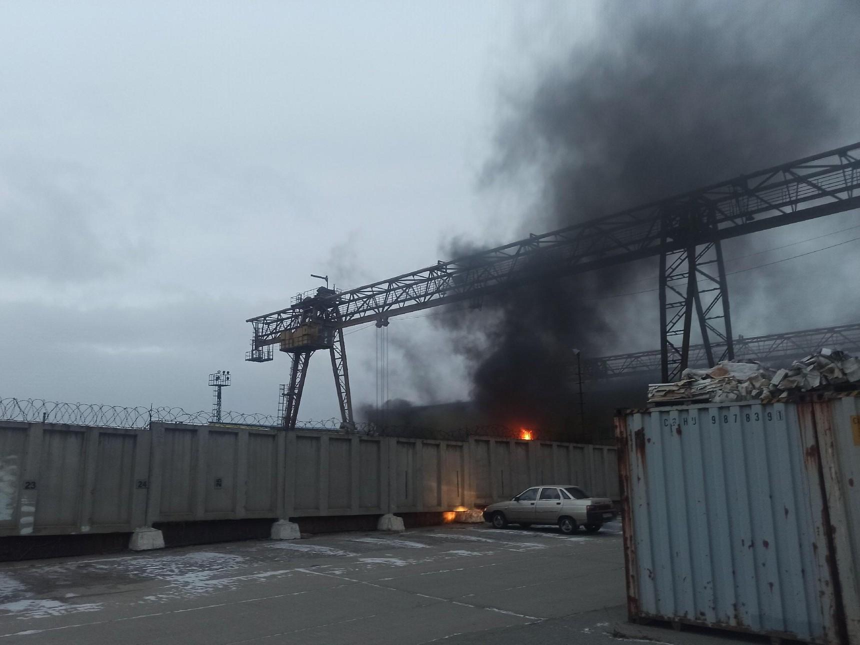 В цехе челябинского предприятия, где хранились баллоны с кислородом и пропаном, случился пожар 