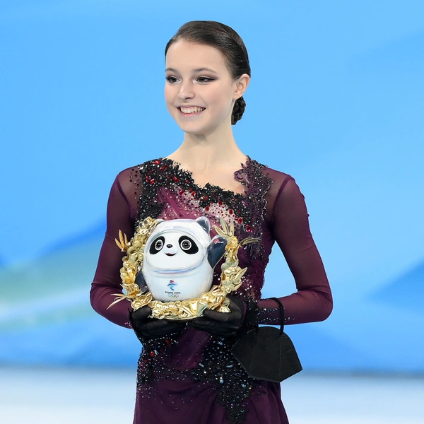 Что носит в повседневной жизни фигуристка и чемпионка Олимпийских игр в Пекине 2022 Анна Щербакова | Источник: Getty Images