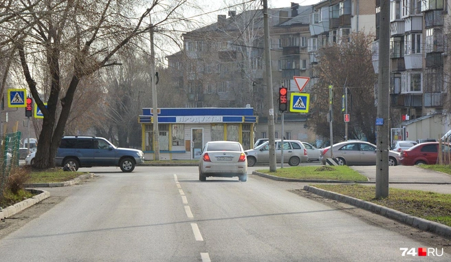 Улица Островского идет параллельно проспекту Победы. На фото — регулируемое пересечение с Краснознаменной | Источник: Артем Краснов