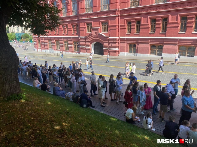 Многие прячутся в тени деревьев. Пенсионеры и дети отдыхают на бордюрах | Источник: Виктория Семочкина / MSK1.RU