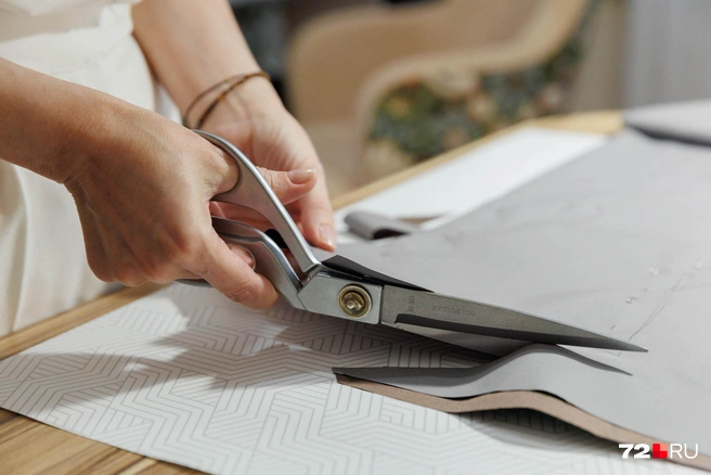 Из-под ножниц нашей героини выходят костюмы и платья для собачек. Но материал о ней появится на сайте чуть позже | Источник: Ирина Шарова / 72.RU