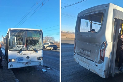 В Омске столкнулись два автобуса: серьёзные повреждения