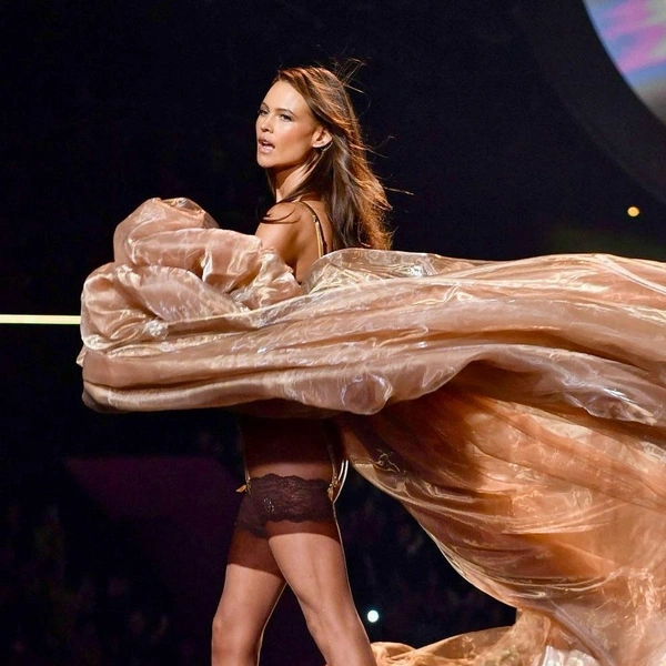 Шоу Victoria's Secret 2025: самые яркие выходы и моменты показа