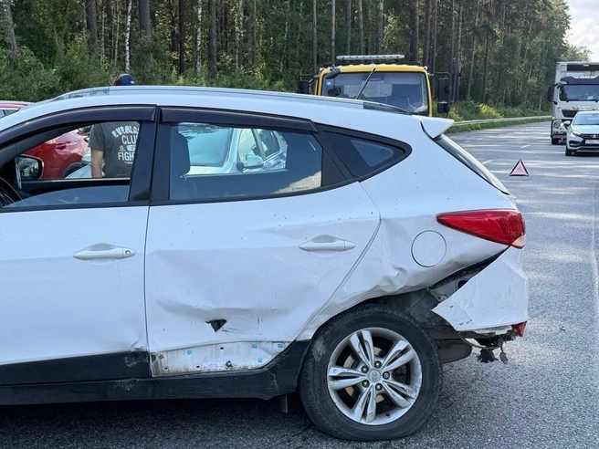 Hyundai получил удар в левую заднюю часть кузова | Источник: читатель E1.RU