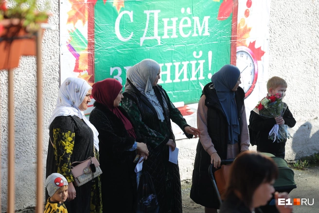 Головы покрыты красивыми узорными платками — всё-таки сегодня праздник | Источник: Владислав Лоншаков / E1.RU
