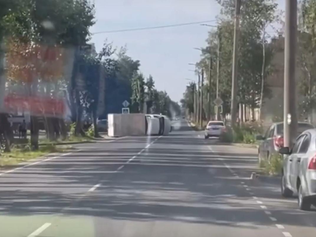 В Архангельской области перевернулся фургон. Место аварии сняли на видео