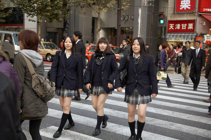 «Мы можем терпеть и холод, и боль»: почему японки даже в мороз носят юбки без колготок?