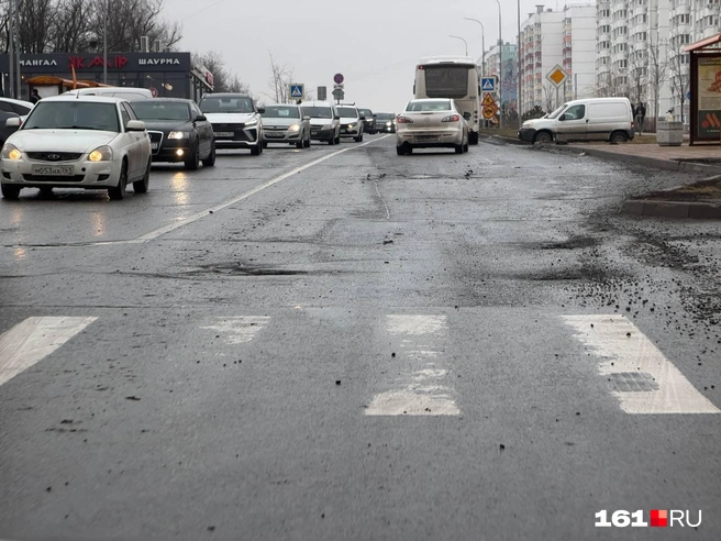 Автомобилисты теряют колеса в огромных ямах | Источник: Читатель 161.RU