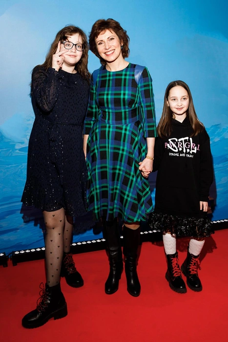 Светлана Зейналова с дочками Александрой и Вероникой | Источник: Андрей Калмыков / Woman.ru