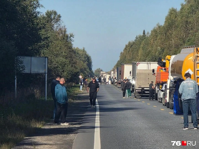 В Гаврилов-Ямской округе собралась шестикилометровая пробка из-за ДТП с фурой | Источник: читатель 76.RU