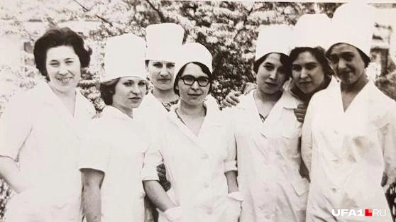 1977–1978 год. Ляля Насретдинова в центре на фото, в очках, Наталья Кувайцева&nbsp;— вторая справа | Источник: Наталья Кувайцева