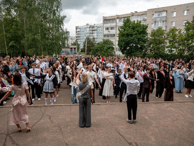 Учителя подготовили танец-сюрприз для выпускников | Источник: Александр Куренной / 76.RU