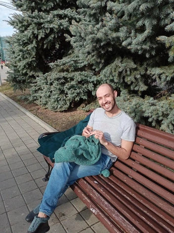 Алексей вяжет не только в автобусах, но, например, в скверах | Источник: Предоставлено Алексеем