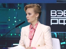 Старшая дочь Владимира Путина выступила модератором на ПМЭФ-2025: видео