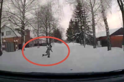 Buguruslan accident: boy slips under car on dashcam