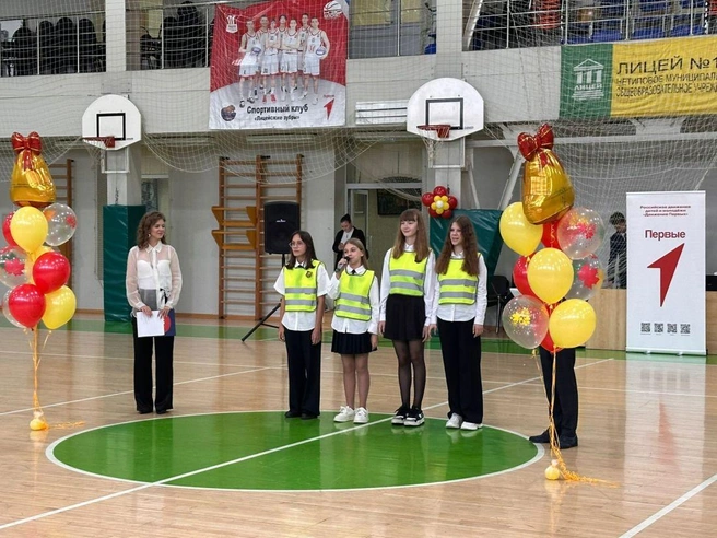 Юные инспекторы движения лицея № 111 подхватили эстафету от начальника Госавтоинспекции | Источник: www.city-n.ru