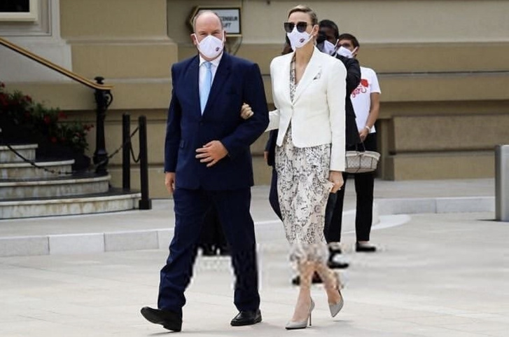 Карантин сближает: роскошная принцесса Монако Шарлен во время романтического выхода с супругом