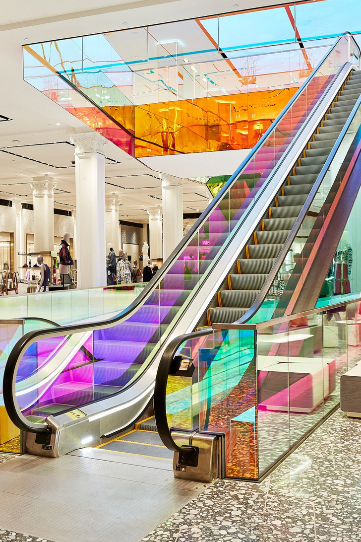 В универмаге Saks Fifth Avenue появился разноцветный эскалатор (фото 0.1)