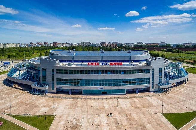 Вроде бы парковка здесь просторная, но некоторые так и едут на газоны | Источник: Яндекс Карты