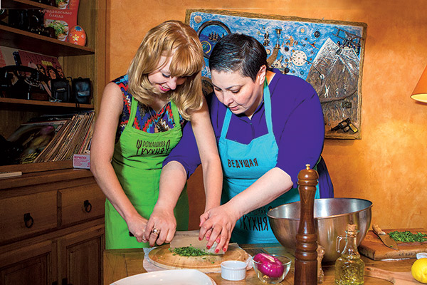 Ведущая  «Домашней  кухни» Лара  Кацова  научила нашу  читательницу  Ксению    Пустарнакову  резать лук  так, как это  делают повара в  ресторанах