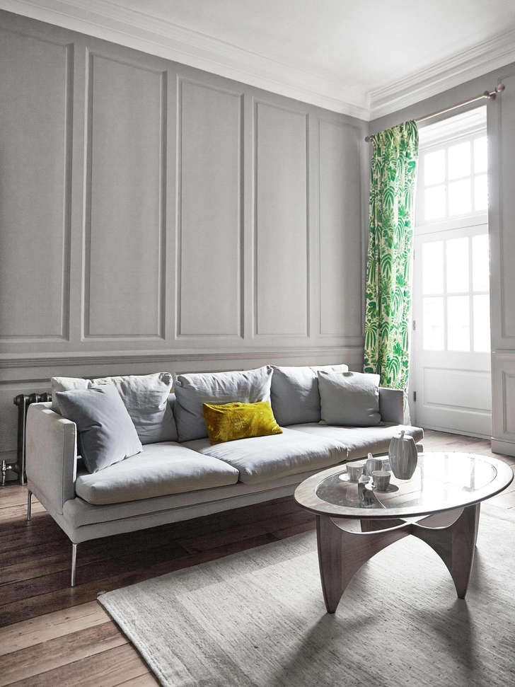 Вторая гостиная. Стены окрашены краской оттенка Lamp Room Grey от Farrow & Ball. Диван — William Sofa, Zanotta. Кофейный столик, G-plan, шторы из ткани Rainforest, Sanderson.