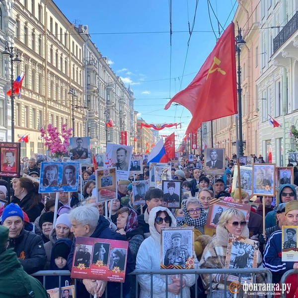 Петербуржцы собираются на шествие «Бессмертного полка»  | Источник: Сергей Михайличенко / «Фонтанка.ру»
